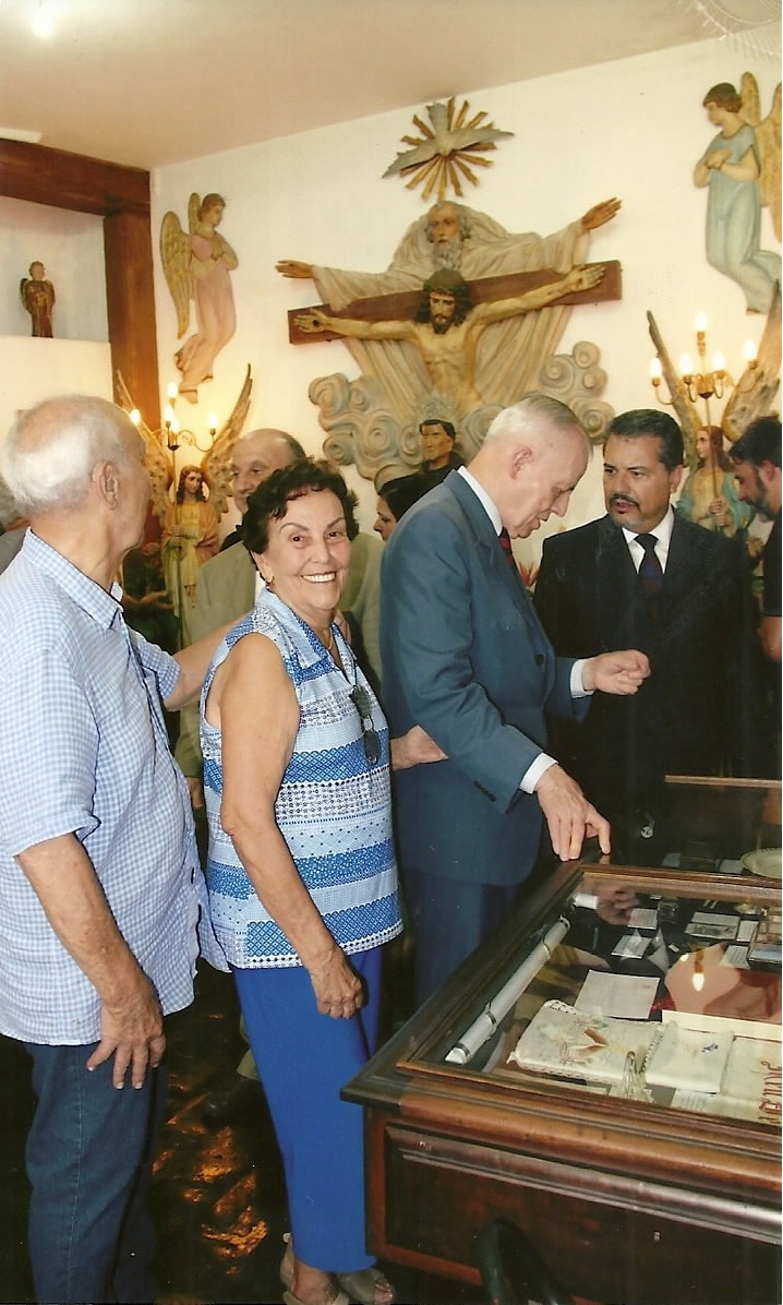 Príncipe Dom Bertrand olhando as relíquias do Santo Frei Galvão, conversando com o Príncipe o Desembargador Dr. José Antônio Paula Santos. 