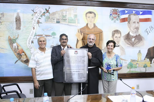 Câmara Municipal de Guaratinguetá homenageia religiosos com placa comemorativa
