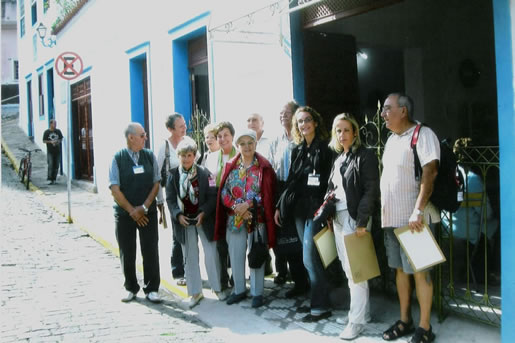 Casa de Frei Galvão recebe visita de um grupo de franceses