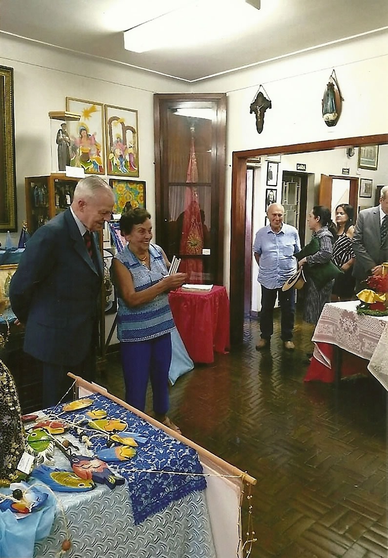 Dom Bertrand visitando a exposição sobre Nossa Senhora Aparecida, no Museu Frei Galvão.