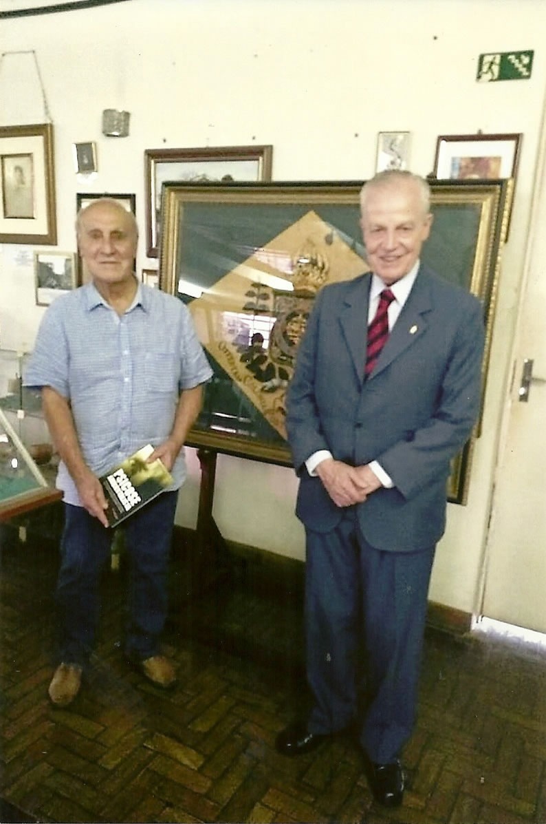 No Museu Frei Galvão, Tom Maia e o Príncipe D. Bertrand, à frente da bandeira do Império, doada a cidade na inauguração do Mercado Municipal, em 1898.