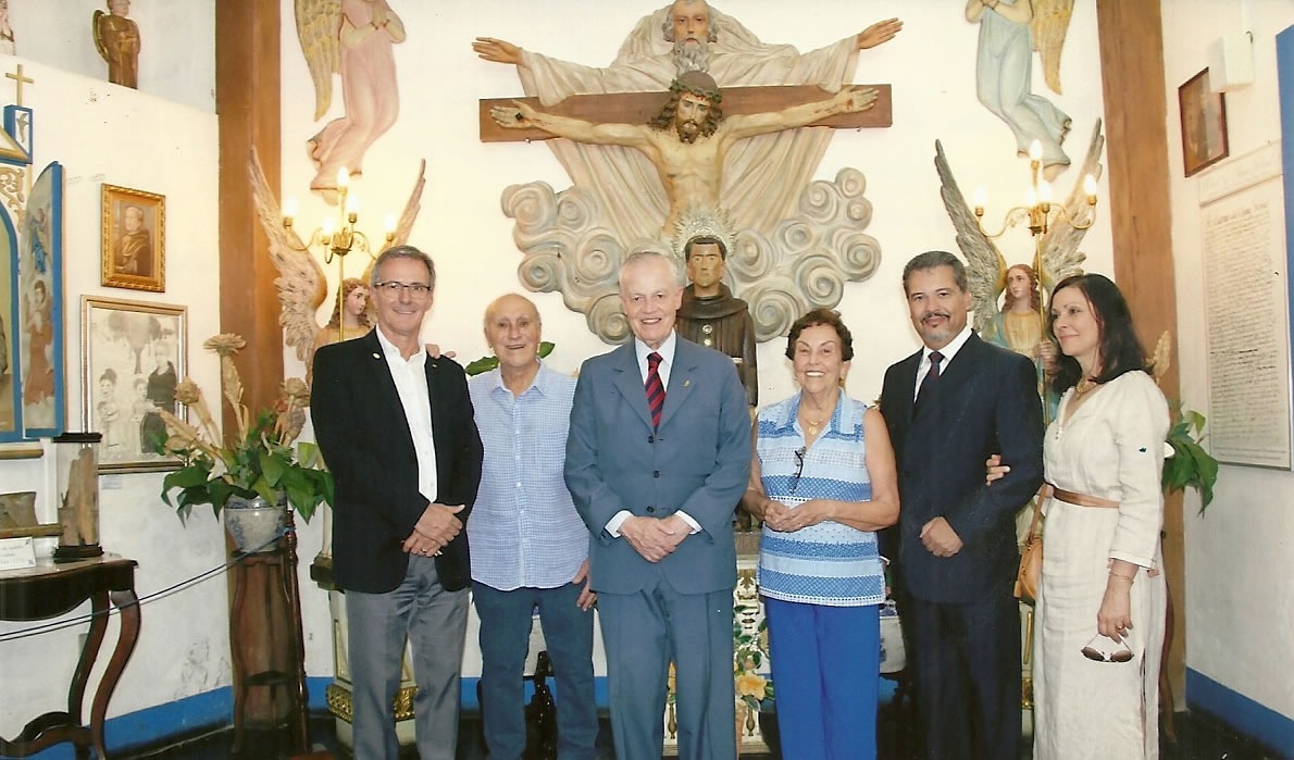 Na Casa de Frei Galvão, em visita. Da esquerda para direita: Marcus Soliva - Prefeito de Guaratinguetá, Tom Maia, Príncipe Dom Bertrand, Thereza Maia, Desembargador Dr. José Antônio Paula Santos e esposa.