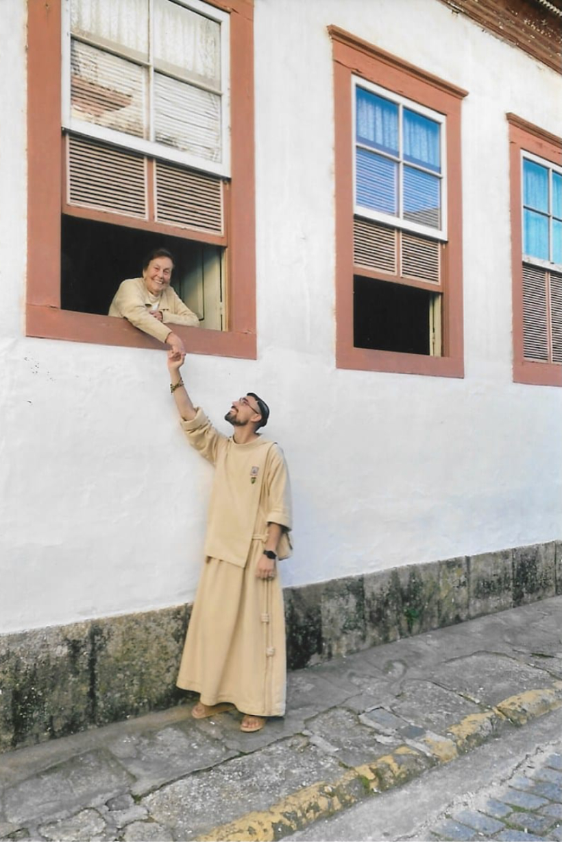 Sósia de Frei Galvão Visita a Casa do Santo