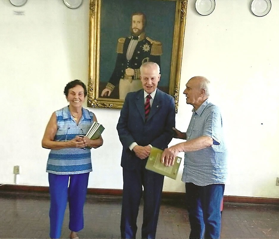 No Museu Frei Galvão - Arquivo Memória de Guaratinguetá, à frente da tela a óleo, de Dom Pedro II, o Príncipe Dom Bertrand, entre Thereza e Tom Maia.